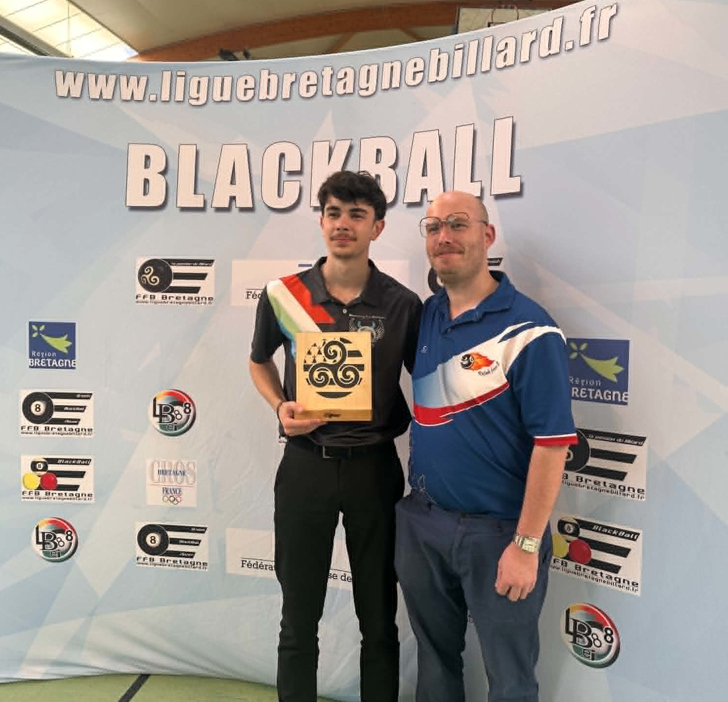 Champion U23 : Mathys Danet (à gauche), trophée fabriqué et remis par Clément Barberon