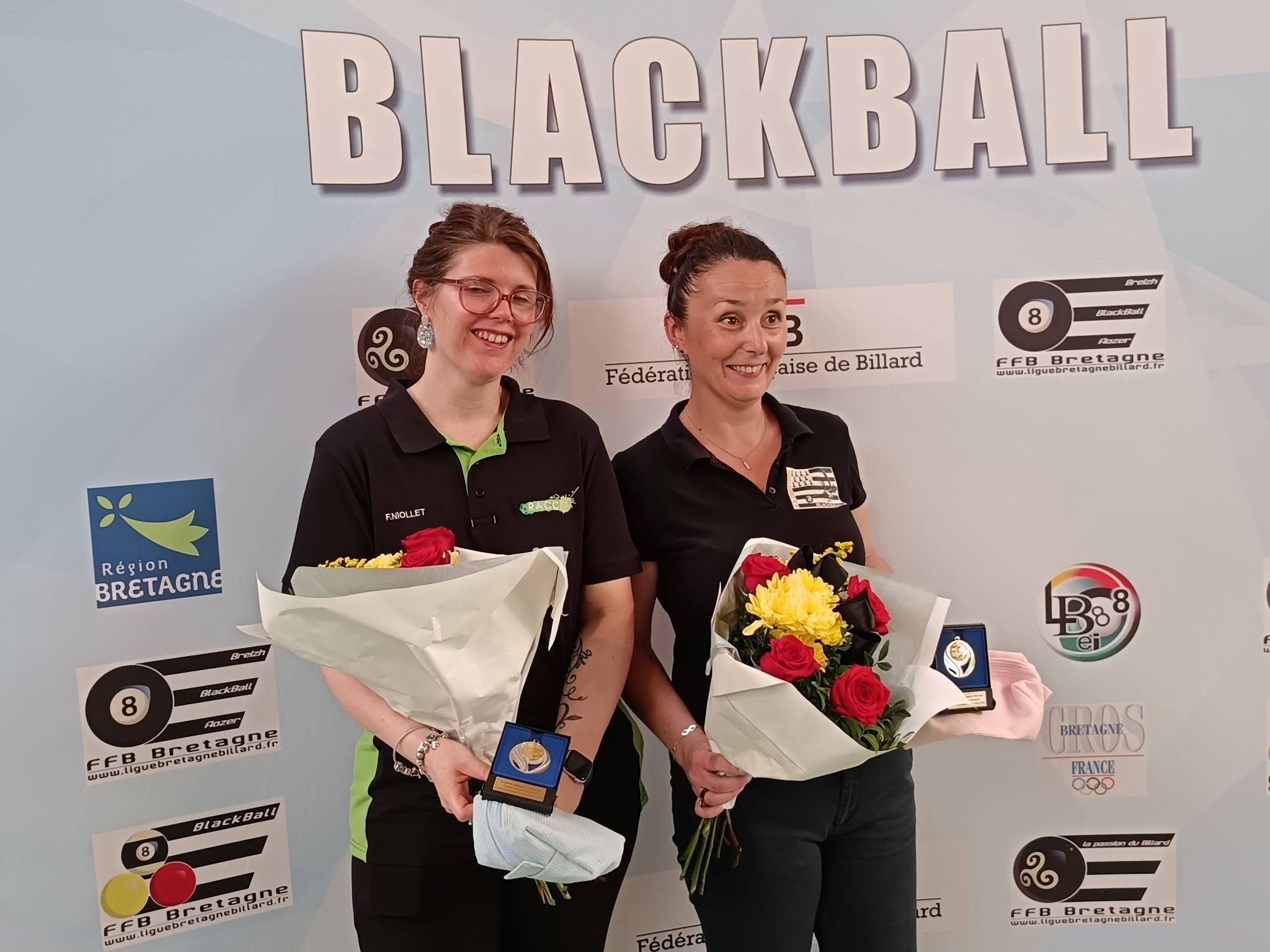 Podium du tournoi féminin : Floriane Niollet à gauche, Marie-Laure Routier à droite