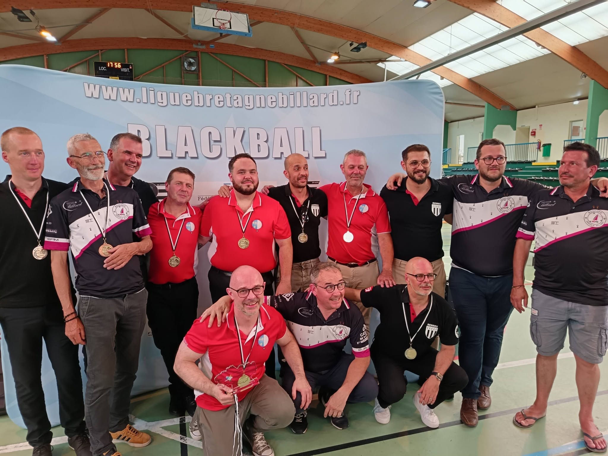 Podium DR1, champion Brest IBC 1, vice-champion Rennes 1, 3è Roscoff 1. Au premier plan, accroupis de gauche à droite : Didier Cuff, Stéphane Dumont, Eric Trotel. Au second plan, debout de gauche à droite : Cédric Lebon, Franck Le Tynevez, Franck Bellier, Bruno Morvan, Brieg Maheas, Omar Mançour Billah, David Thorinval, Ali Sultani, Damien Kerdreux, Cédric Le Guennec.
