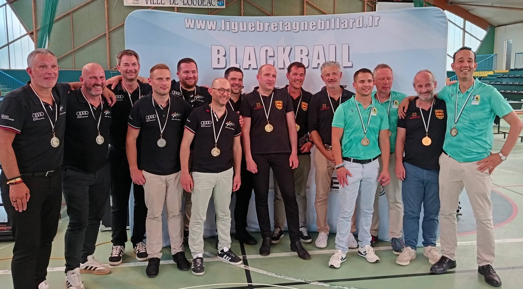 Podium DR2 : champion Matignon 1, vice-champion Morlaix 1, 3e Guidel 2. De gauche à droite : Jean-Philippe Le Borgne, Mickaël Creach, Christophe Louandre, Jérémy Queinnec, Florian Le Saux, Yves Queinnec, Julien Gautier, Adrien Le Lostec, Tristan Carfantan, Laurent Daré, Anthony Le Doussal, Franck Le Brize, Stéphane Gaudin, Abderrak Ben Zaira 