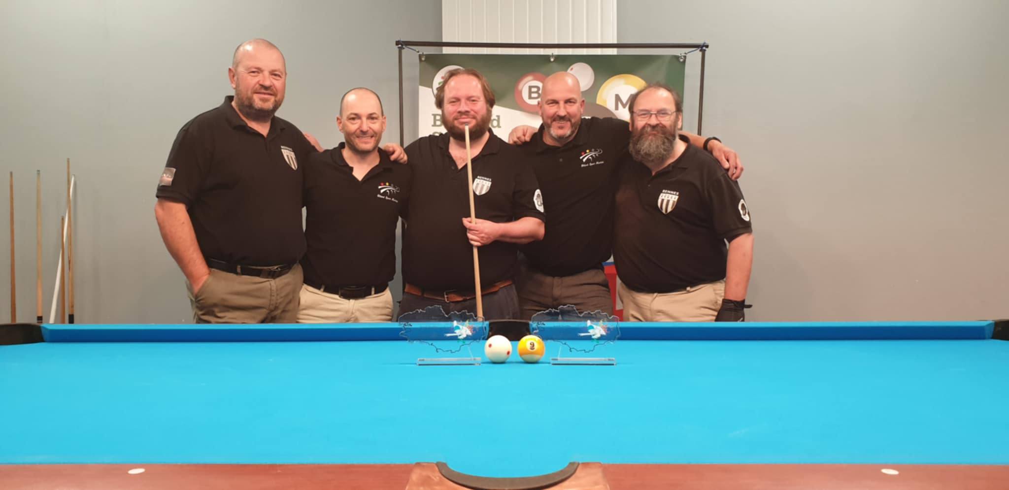 Equipes finalistes scotch double derrière un billard US