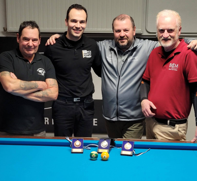 De gauche à droite, Jean-Pierre Desnos, Dylan Goupil, Vincent Even, Alain Miniou. Les 4 demis finalistes sont positionnés devant une table US sur laquelle sont posées 3 médailles et les billes 14 et 1 de l'US.